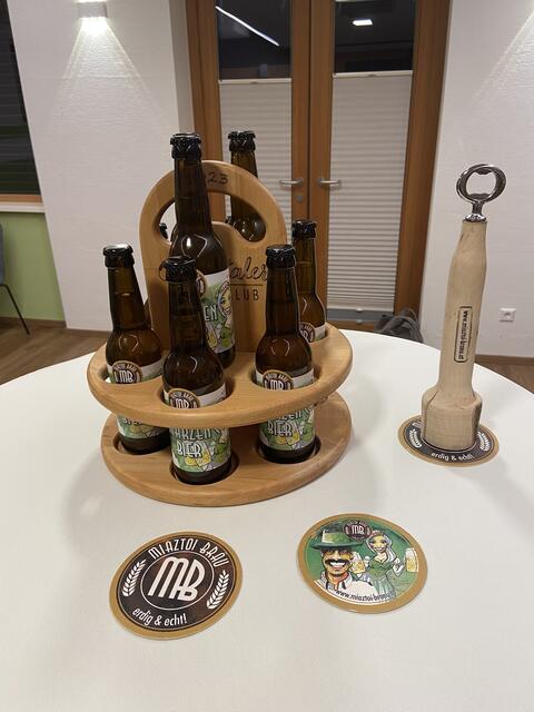Zum Einsatz beim Bier-Yoga kommt das "Miaztoi Bräu. erdig und echt" aus der Privatbrauerei der Krieglacher Georg Grassegger und Helmut Sonnbichler. | Foto: RegionalMedien