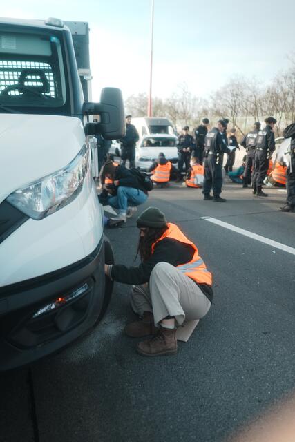 Die Protestaktionen der Letzten Generation am Montag in Wien hatten eine Reihe polizeilicher Maßnahmen zur Folge. Es kam zu dutzenden Festnahmen. | Foto: Letzte Generation Österreich