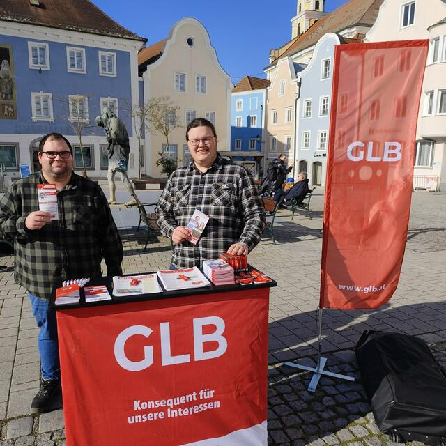 Andreas Auzinger und Tim Strasser vom Gerkwerschaftlichen Linksblock (GLB) informierten am Schärdinger Stadtplatz im Vorfeld der Arbeiterkammer-Wahl über ihre Themen. | Foto: GLB