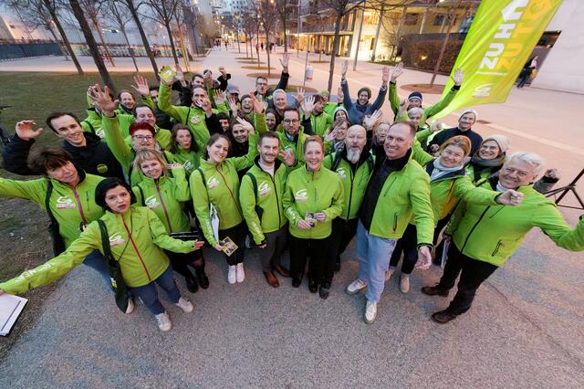 Rund 30 Menschen sammelten am Montagabend Unterschriften.  | Foto: Grüne Wien