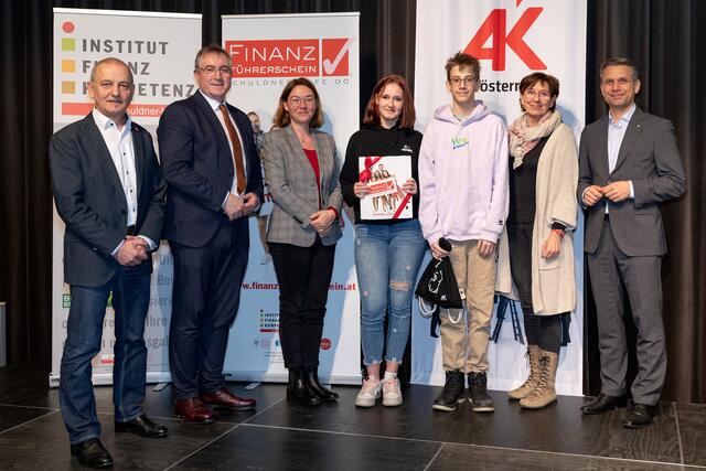 Schüler des Poly Obernberg bei der Auszeichnung mit Landesrat Wolfgang Hattmannsdorfer (r.). | Foto: Land OÖ/Margot Haag