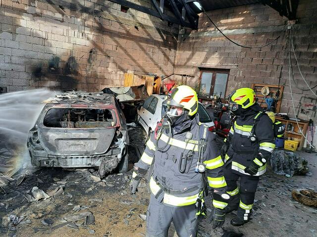 Ein PKW in einem Stadel in Wallern geriet in Vollbrand und forderte die Florianis. | Foto: FF Wallern, FF Frauenkirchen
