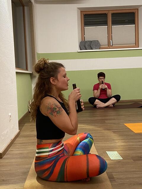 Auch das bewusste Riechen des Bieres wird beim Bier-Yoga praktiziert. | Foto: RegionalMedien