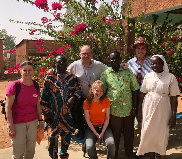 Seit vielen Jahren sind die Diözesen Innsbruck und Dori miteinander verbunden. Das Bild stammt von einer Projektreise im Jahr 2019: v.l. Verena Egger, Verena Gutleben, Bischof Hermann Glettler und der ehemalige Caritasdirektor Georg Schärmer mit Partnerinnen und Partnern aus Burkina Faso.
 | Foto: dibk.at