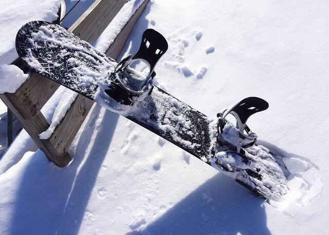 Am Dienstag kam es am Rettenbach-Gletscher zu einem Zusammenstoß zweier Snowboardfahrer. Dabei wurde eine Person verletzt. | Foto: pixabay/WOKANDAPIX (Symbolbild)