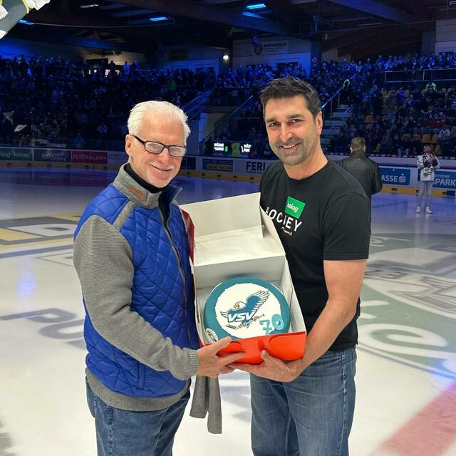 Der letzte Meister-Trainer bekam vom letzten Meister-Tormann eine Torte. | Foto: EC VSV
