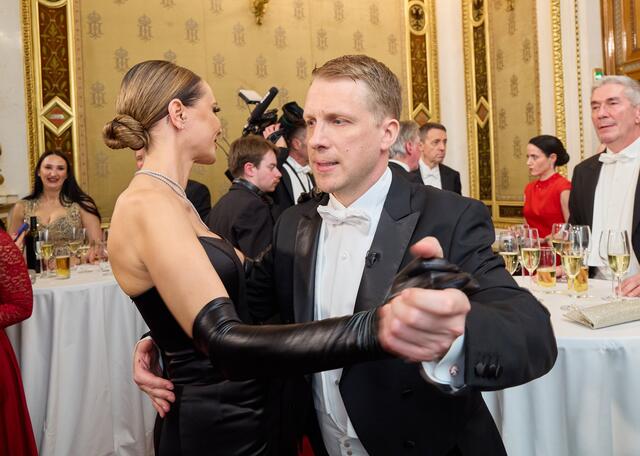 Sandy Meyer-Wölden tanzte gemeinsam mit Ex-Mann Oliver Pocher beim Opernball 2024. | Foto: Starpix / picturedesk.com