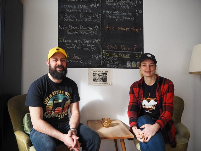Will und Tina gründeten 2020 die Brauerei "Schnauzer &amp; Beagle". | Foto: Anna Rauchecker