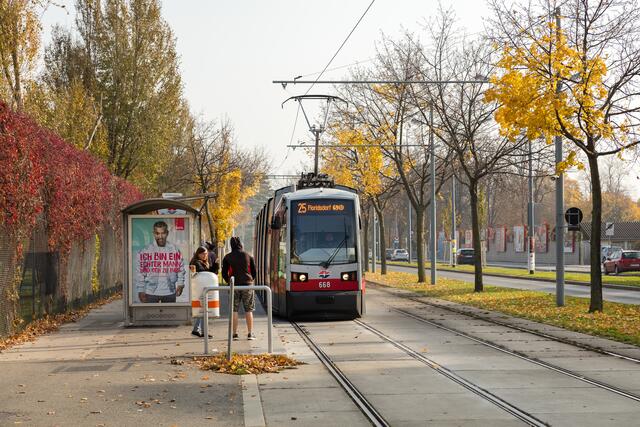 Ein Rettungseinsatz im Haltestellenbereich Floridsdorf am Mittwochmorgen hatte zur Folge, dass es für die beiden Straßenbahnlinien 25 und 26 kein Weiterkommen gab. | Foto: Manfred Helmer