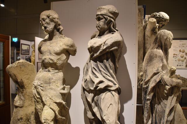 Die Sandsteinfiguren der Spinnerin am Kreuz. | Foto: Pufler