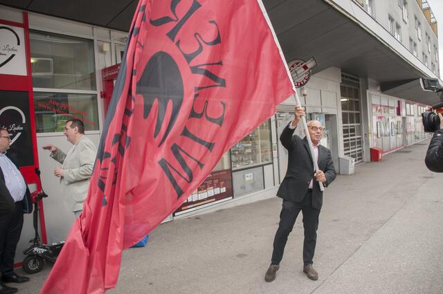 Mariusz Jan Demner mit der neuen Viktoria Flagge: Forza Leiwand.