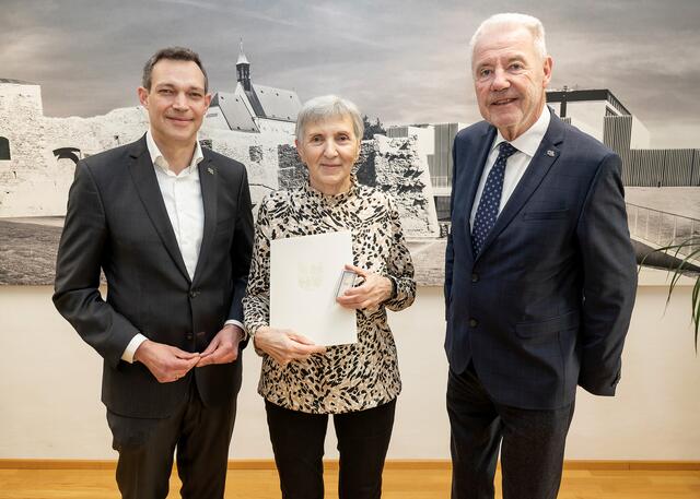 Sportstadtrat Philipp Gruber, Sportkeglerin Rosa Hais und Bürgermeister Klaus Schneeberger. | Foto: Stadt Wiener Neustadt/Weller