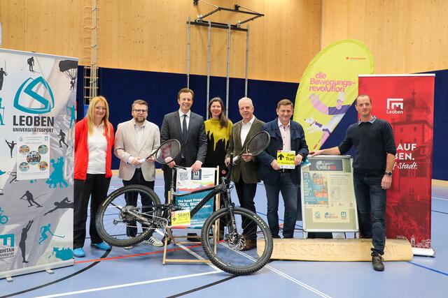 Stehen hinter der Leobener Mondmission (v.l.): Barbara Schager von Tennis Schager Leoben, SPÖ-Klubobmann Hannes Schwarz, Landesrat Karlheinz Kornhäusl, Styria Vitalis-Geschäftsführerin Karin Reis-Klingspiegl, ASKÖ Steiermark-Präsident Gerhard Widmann, Bürgermeister Kurt Wallner und Bernd Tauderer, Leiter USI Leoben | Foto: Freisinger