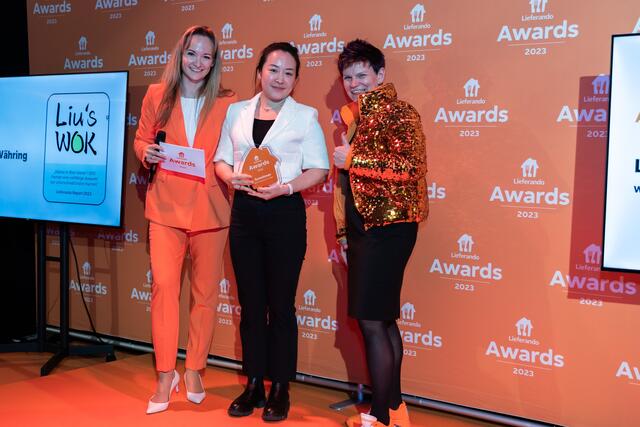 Moderatorin Marie-Christin Höfler, Hui Liu von LiuLiu und Geschäftsführerin Lieferando Katharina Hauke bei der Preisübergabe. (v.l.n.r.) | Foto: Liederando