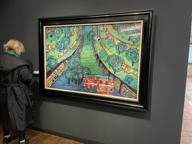 Die neue Dauerausstellung zeigt 170 Werke Hundertwassers. | Foto: Tamara Winterthaler/RMW