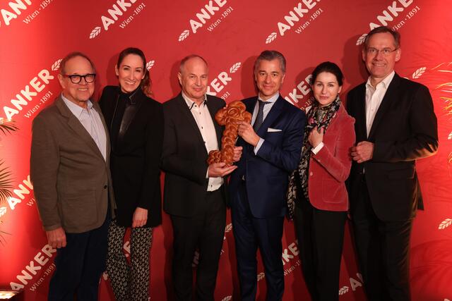 Ankerbrot-Chef Walter Karger (3.vr) und Immobilienentwickler Peter Ulm (3.vl) bei der Schlüsselübergabe. | Foto: Katharina Schiffl