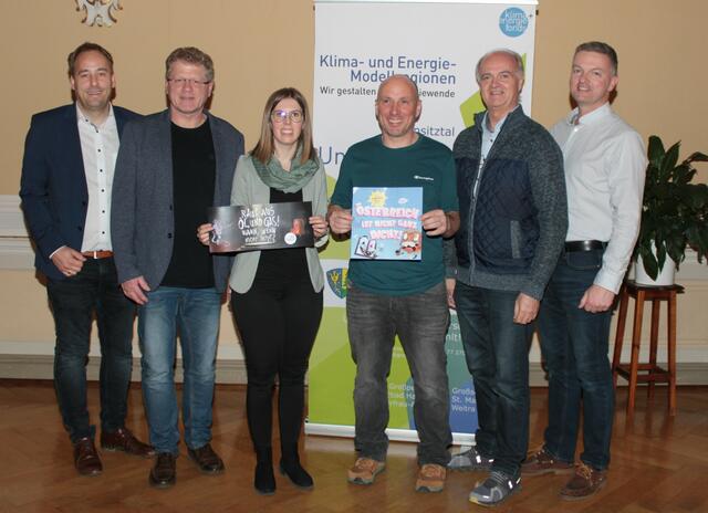 im Bild v.l. BGM Patrick Layr (Weitra), BGM Manfred Grill (Bad Großpertholz), Verena Litschauer (KEM
Managerin Lainsitztal), Energieberater Martin Zizka, BGM Martin Bruckner (Großschönau) und StR
Joachim Fischer (Weitra)