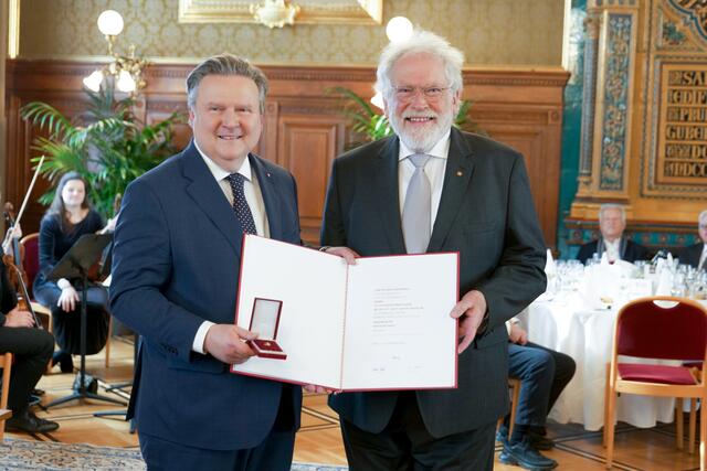 Bürgermeister Michael Ludwig (SPÖ, l.) mit Nobelpreisträger Anton Zeilinger und der Ehrenbürgerschaft der Stadt Wien. | Foto: Max Spitzauer/RMW