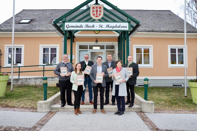 Der Gemeindevorstand und das Redaktionsteam präsentierten „Buch-St. Magdalena – Geschichte und Gegenwart 2023“. | Foto: Alfred Mayer