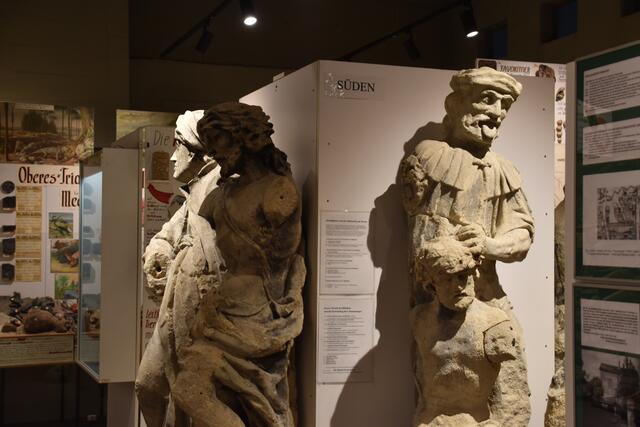 Die Figuren der Spinnerin am Kreuz. | Foto: Pufler