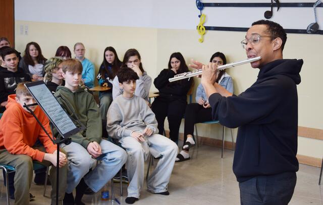 Solist Eric Lamb begeisterte mit seiner Querflöte die Schülerinnen und Schüler der Jakob Thoma-Mittelschule. | Foto: Bernhard Garaus