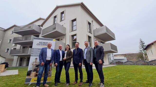 Freuen sich auf die bevorstehende Übergabe des Bauprojekts “Mein Statz” in Neumarkt am Wallersee. Von links: Stephan Gröger (Direktor Heimat Österreich), Johannes Dines (Direktor Caritas Salzburg), Andrea Schmid (Stv. Direktorin Caritas Salzburg), Wohnbaulandesrat Martin Zauner, Bürgermeister Adi Rieger und Matthias Steinberger (Strabag). | Foto: Stadtgemeinde Neumarkt