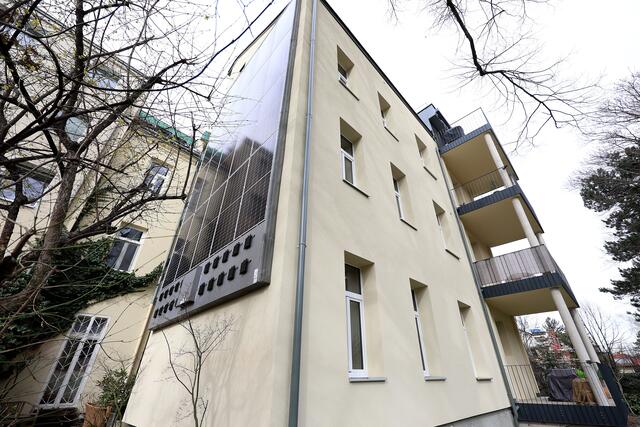 Das Wohnhaus in der Volkgasse wird jetzt ausschließlich mittels PV-Anlage und Wärmepumpe versorgt.  | Foto: Stadt Wien/Martin Votava