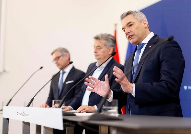 Am 28. Februar nahmen Bundeskanzler Karl Nehammer (r.), Vizekanzler Werner Kogler (m.), Bundesminister Johannes Rauch und Bundesminister Magnus Brunner (l.) am Pressefoyer nach dem Ministerrat teil. | Foto: BKA