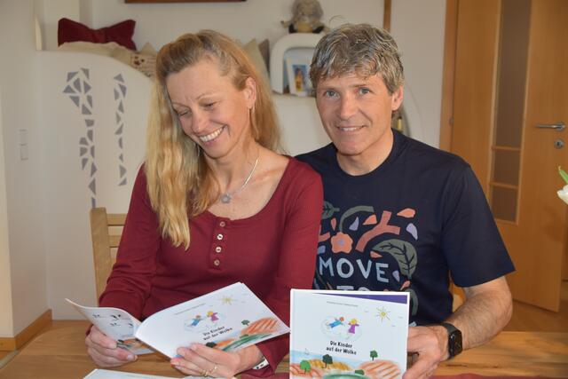 Sabine und Christian Fuchs aus Purbach mit ihrer Kinderbuchpremiere " Die Kinder auf der Wolke" | Foto: Stefan Schneider