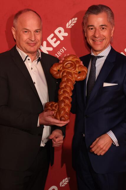 Ankerbrot-Chef Walter Karger (l) und Immobilienentwickler Peter Ulm (r) mit einem essbaren Anker-Schlüssel. | Foto: Kahtarina Schiffl