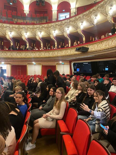 Drei Jahrgänge der HAK Braunau erlebten Faust im Landestheater Salzburg. | Foto: Naida Alispahic