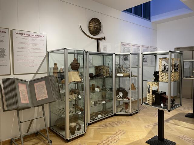 In der Ausstellung gibt es viele Objekte zu sehen. Auch zahlreiche Informationen werden präsentiert.  | Foto: Lisa Kammann
