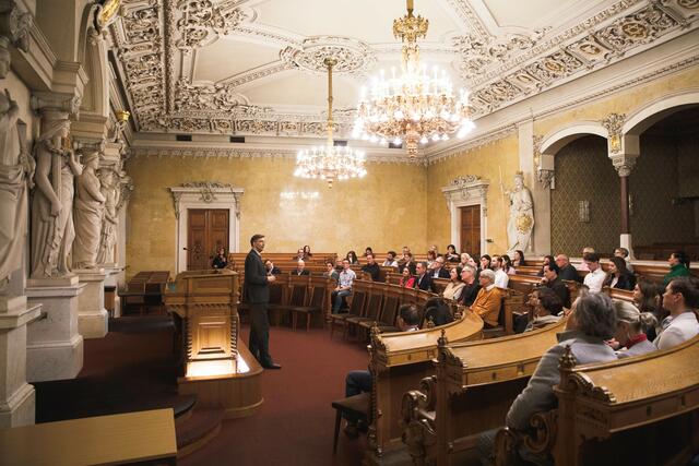Bezirksvorsteher Markus Figl (ÖVP) gab eine Führung durch das Alte Rathaus und hatte auch historische Fakten zum Festsaal parat. | Foto: Arman Rastegar