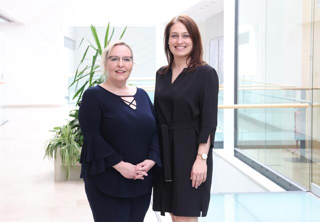 Vizebürgermeisterin Tina Blöchl (r.) und die städtische LGBTIQ*-Koordinatorin Patricia Kurz-Khattab laden zum ersten Linzer LGBTIQ*-Forum. | Foto: Stadt Linz