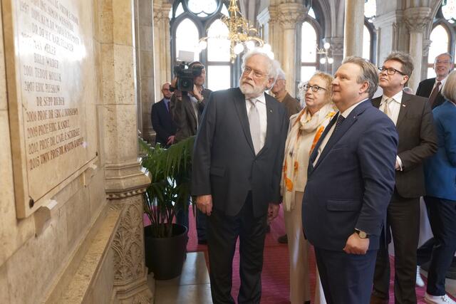 Zeilingers Name ist nun auch auf der großen Ehrentafel vor dem Eingang zum Senatssaal. | Foto: Max Spitzauer/RMW