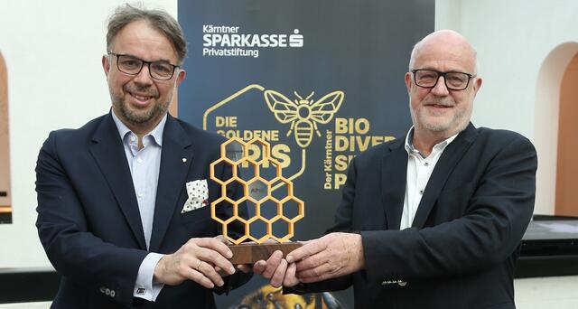Die Privatstiftung Kärntner Sparkasse setzt sich für den Erhalt der Biodiversität ein. Die Vorstände Mag. Siegfried Huber und Mag. Hans Schönegger präsentieren "Die goldene Apis" als ersten Kärntner Biodiversitätspreis. | Foto: Kärntner Sparkasse/Hannes Krainz