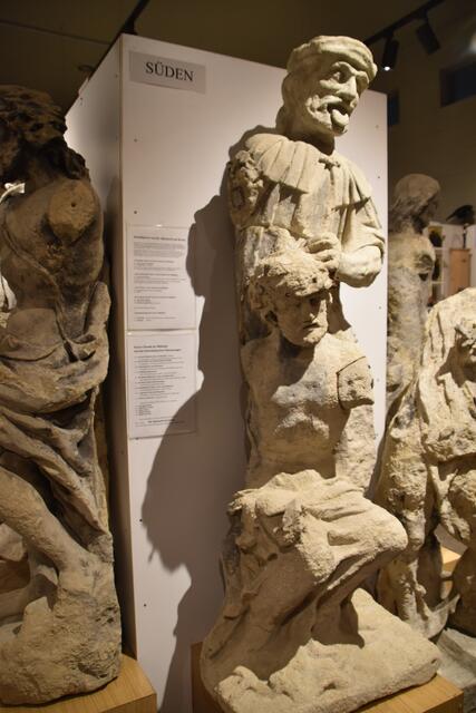 Nichts für schwache Nerven sind die Figuren der Spinnerin am Kreuz. | Foto: Pufler