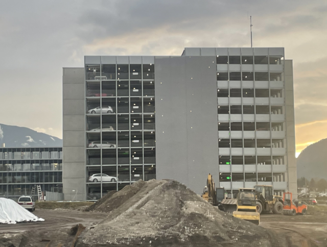 Neben dem bestehenden Parkhaus kommt ein weiteres hin. | Foto: MeinBezirk.at