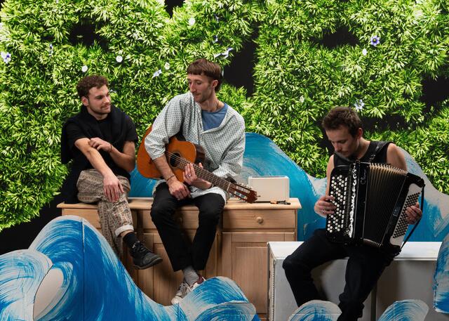 Merlin Grossmann - Songschreiber und Geschichtenerzähler Djaro, Lorenz Posch am Akkordeon und Christoph Meier am Cello präsentieren am 22. März ihr Debütalbum. | Foto: Take2 Studios