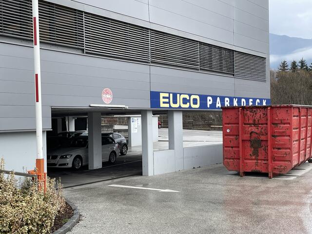 Die Zufahrt zu den künftigen Lagerräumen erfolgt über das Euco-Parkdeck. | Foto: MeinBezirk.at