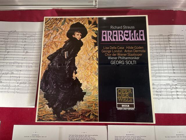 Noten, Textauszüge und Schallplatten von "Der Rosenkavalier" und "Arabella" sind zu sehen.  | Foto: Lisa Kammann