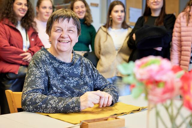 Die KlientInnen und Klienten freuten sich über das Interesse und zeigten die von ihnen hergestellten Produkte, Handarbeiten und Kunstwerke.  | Foto: SE Barmh.Schw.Zams/ Christoph Nösig