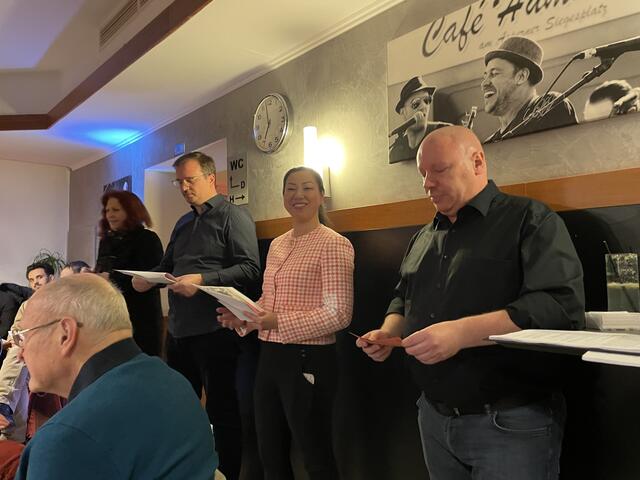 Neos stellte im Café Hummel die Ideen für die Umgestaltung des Siegesplatzes vor. Im Fokus stehen Bäume und weniger Verkehr. | Foto: Luise Schmid