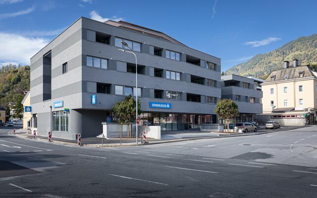 Das "Trio Schwarzach" ist das neue Multifunktionsgebäude der Gemeinde Schwarzach. Es beherbergt die Polizeiinspektion Schwarzach, die Sparkassenfiliale, eine Augenarztpraxis, "Brigit's Genussladen" und 23 Eigentumswohnungen. | Foto: StefanZauner.at