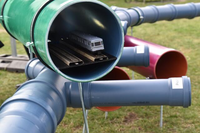 Die U-Bahn fährt in diesem Schema oberhalb des Kanals. Das rote Rohr symbolisiert die kommende U5. | Foto: Pufler