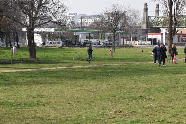 Auf der Stadtwildnis am Margaretner Gürtel werden bis 2027 Baucontainer stehen. Hier wird der erste Spatenstich vollzogen. | Foto: Pufler