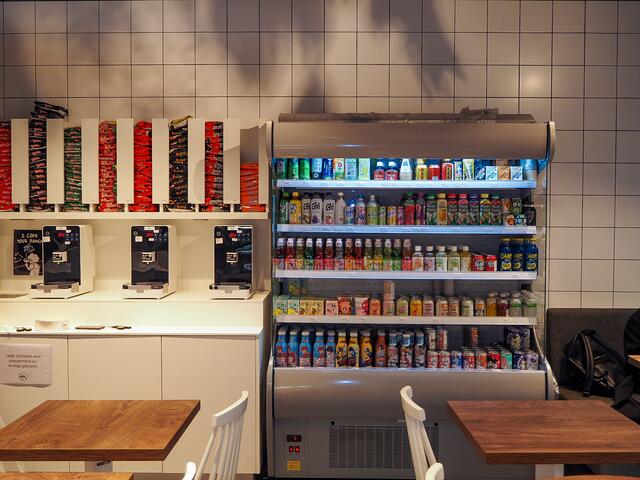 Bei der Instant Nudel-Station kann man sich selbst seine Ramen im Shop zubereiten. | Foto: Anna Rauchecker