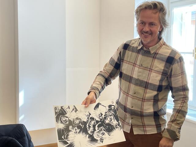 Georg Gratzer freut sich schon jetzt auf die Ausstellung von "Comic-Zeichner-Legende" Chris Scheuer. | Foto: RegionalmedienSteiermark/Hofmüller