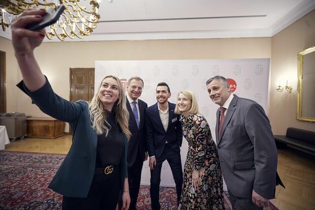 Landeshauptmann Thomas Stelzer, LH-Stellvertreterin Christine Haberlander und Bildungsdirektor Alfred Klampfer mit zwei Junglehrern.  | Foto: Land OÖ/Max Mayrhofer