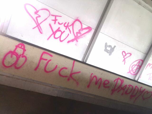 Schmierereien im Parkdeck